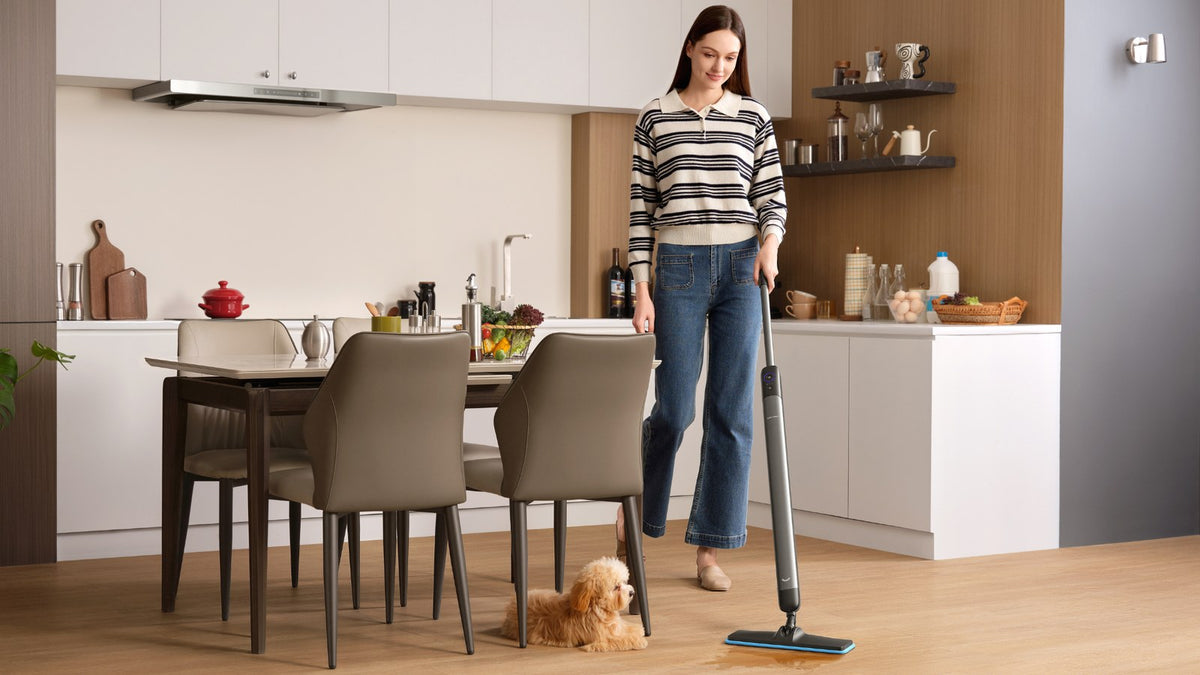 Elektrický mop Dreame Mira Mop 10 pri vytieraní kuchynskej podlahy